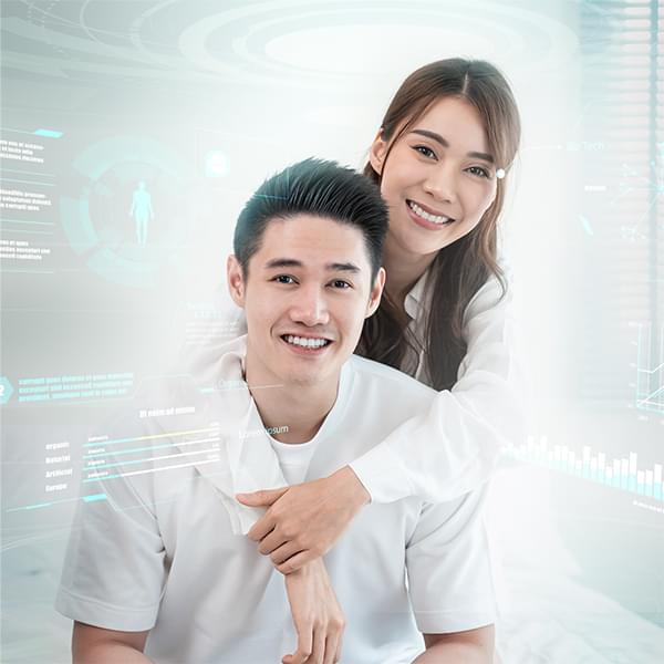 一對笑容滿面且散發出健康氣息的情侶，注重定期身體檢查對於維持健康生活的重要性。